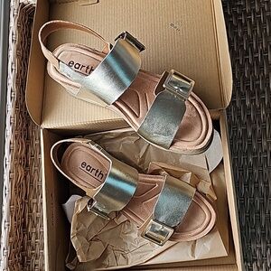 Earth Willa wedge sandal 8M tan/gold Euc